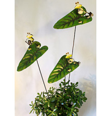 Декоративная фигурка Лягушка-садовод на листе (на штычке)